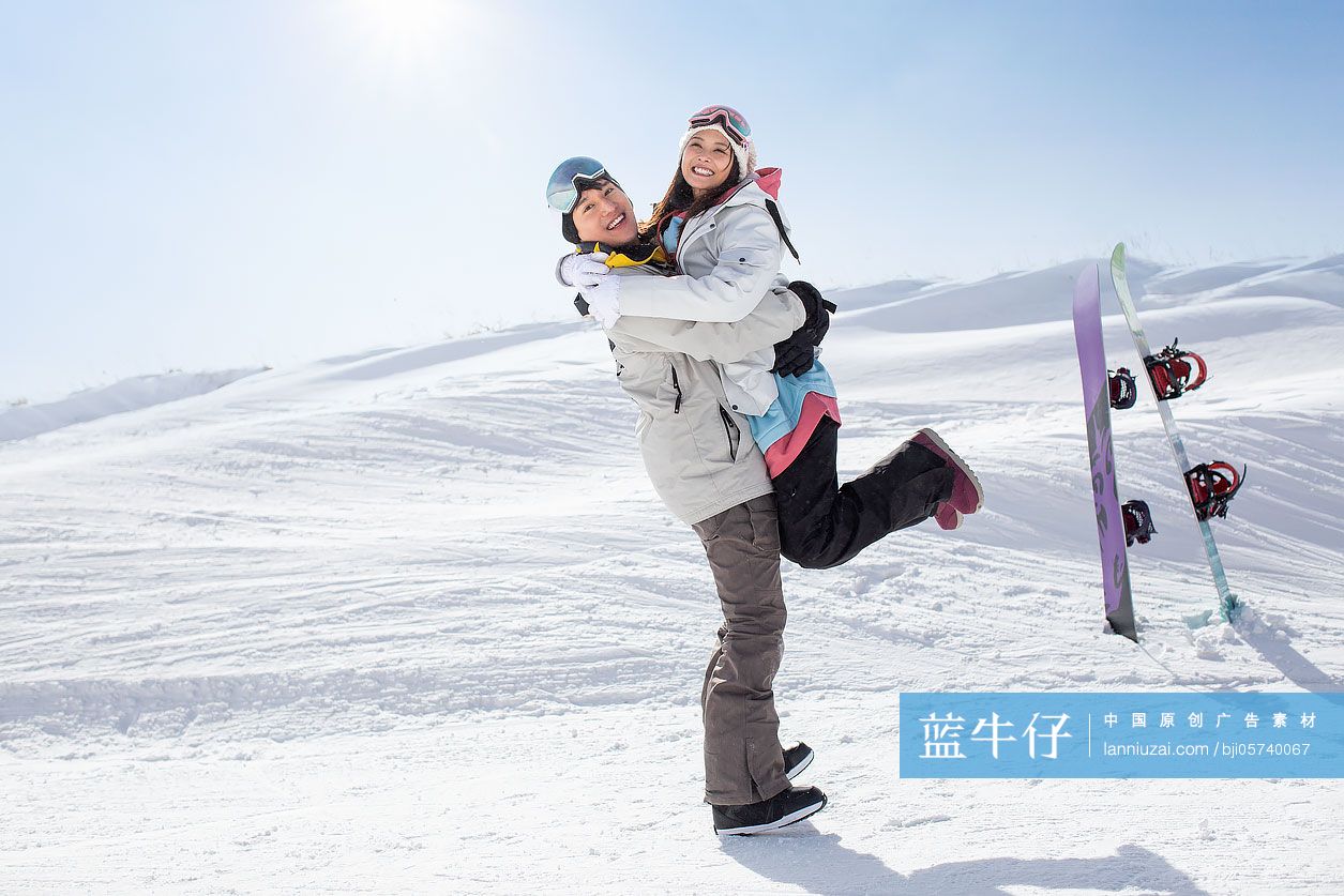 快乐的年轻情侣在滑雪场滑雪-蓝牛仔影像-中国原创广告影像素材
