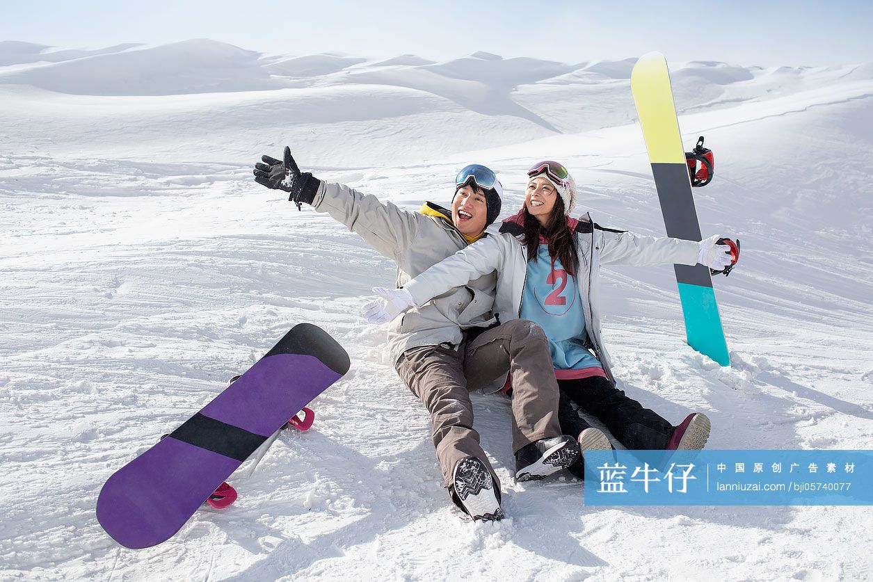 快乐的年轻情侣在滑雪场滑雪-蓝牛仔影像-中国原创广告影像素材