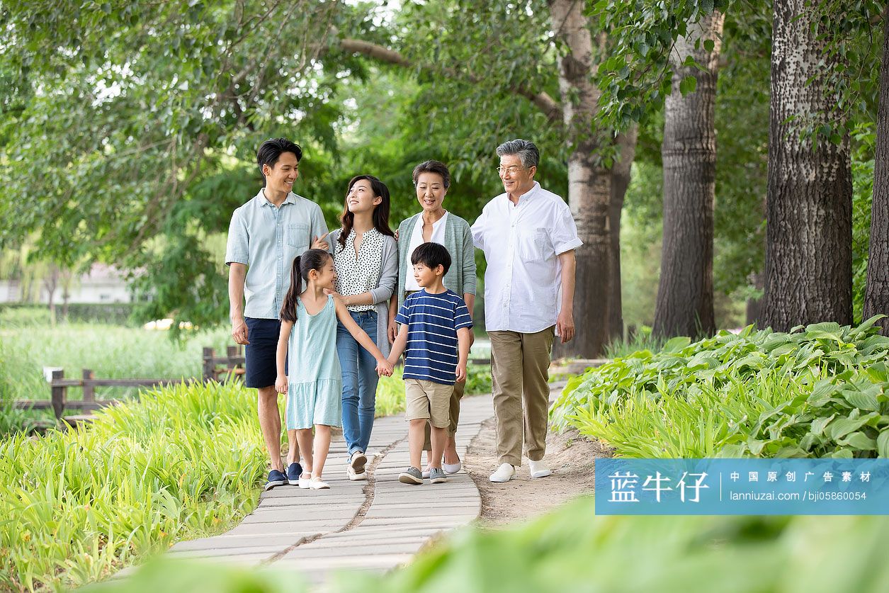 快乐家庭在公园散步