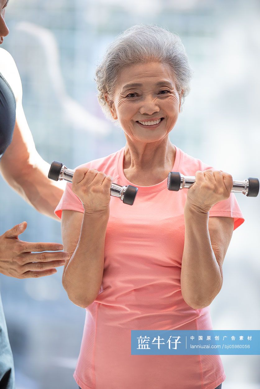 老年女士在健身房举哑铃