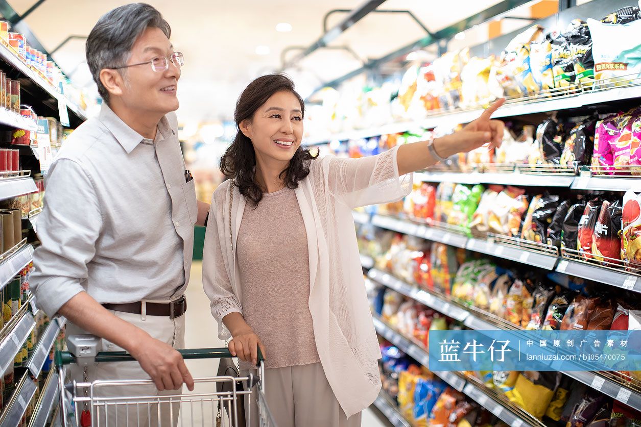中老年夫妇一起逛超市