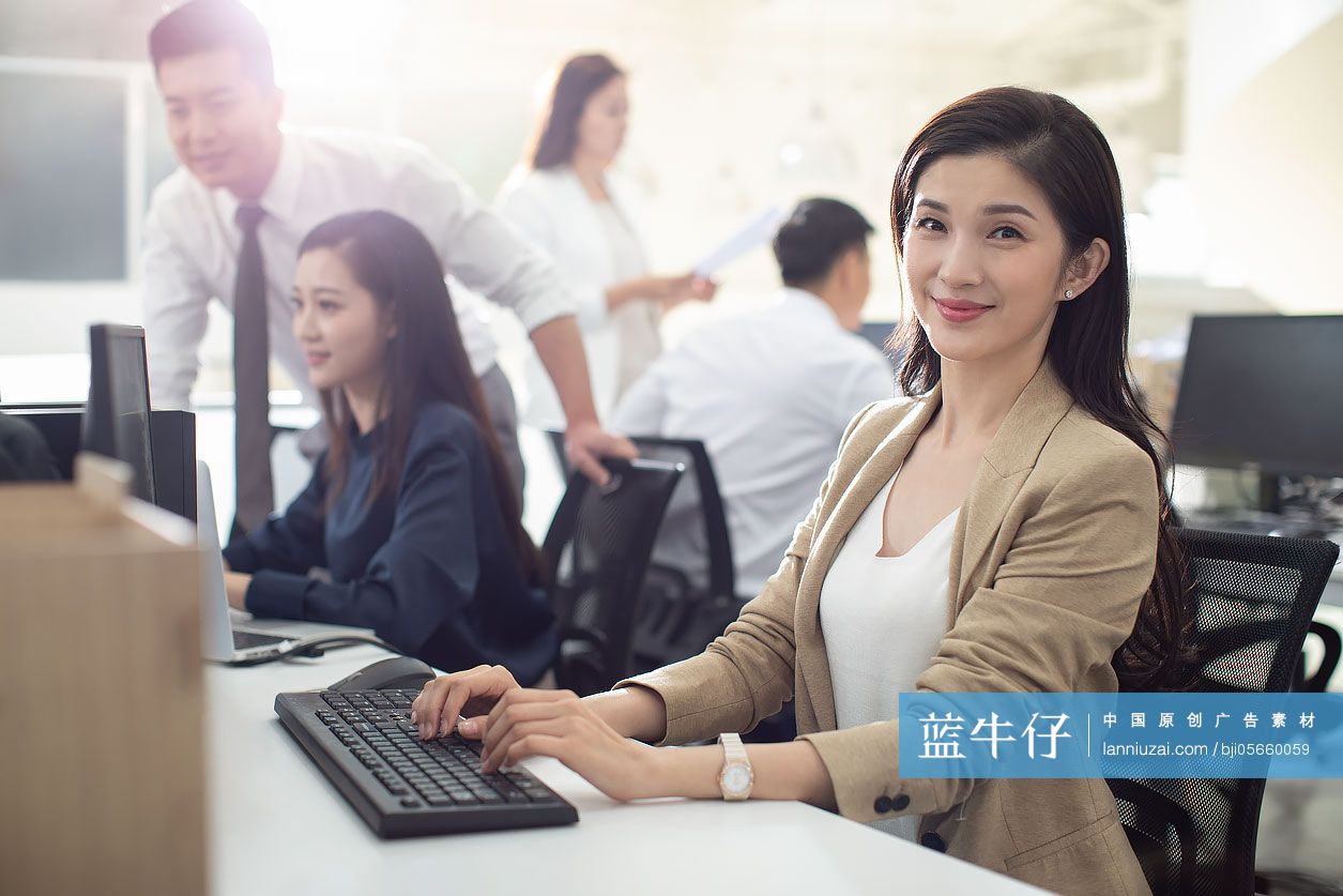 商务人士在办公室工作-蓝牛仔影像-中国原创广告影像素材
