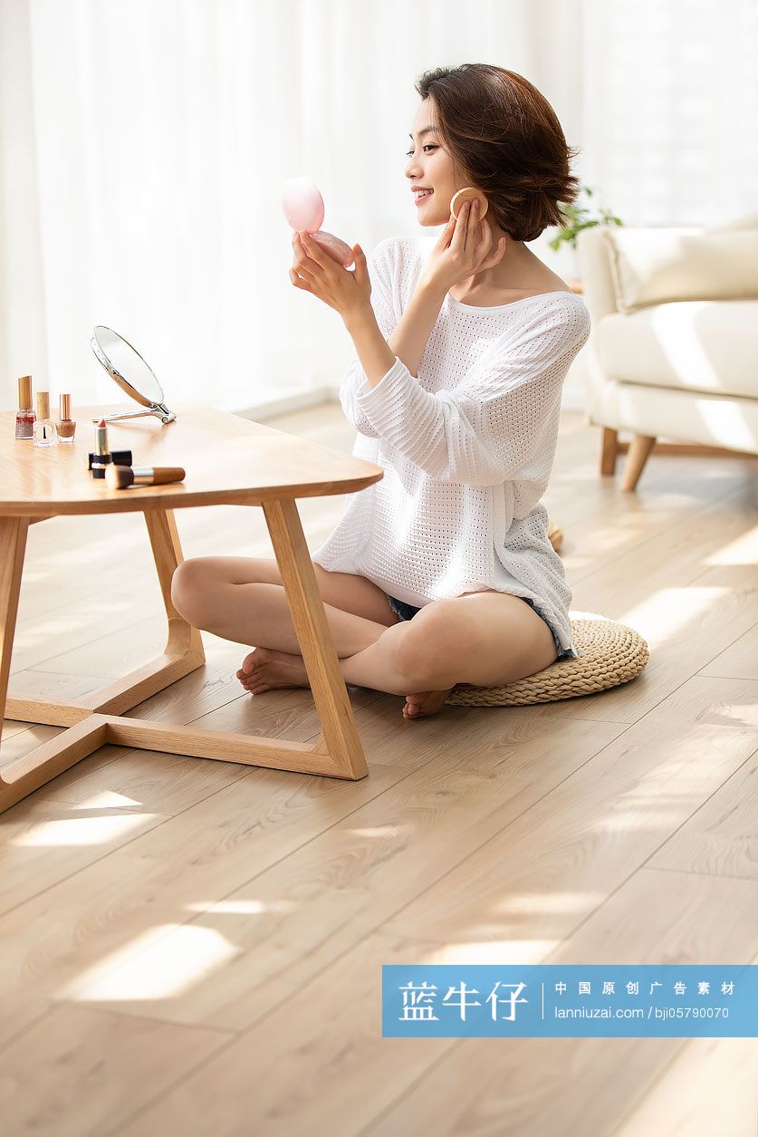 年轻女士在家化妆