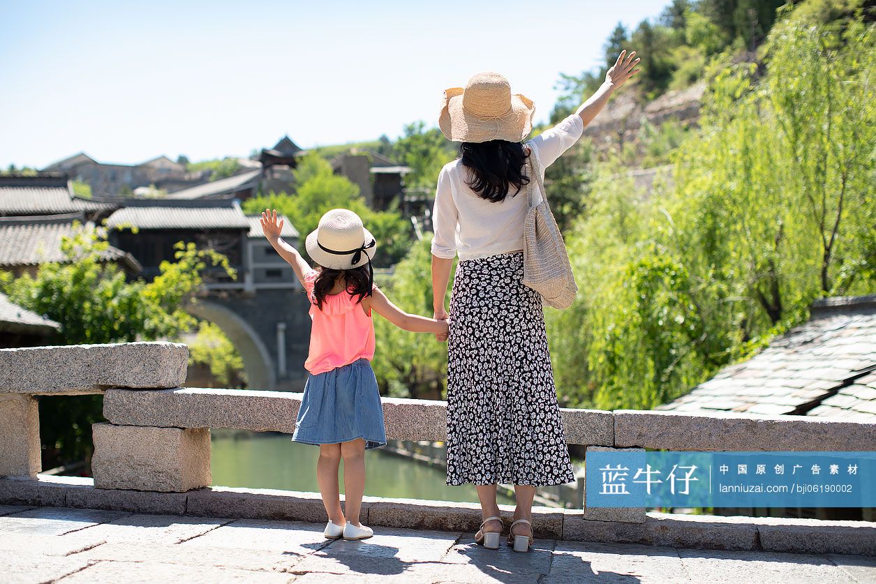 母女俩旅游度假