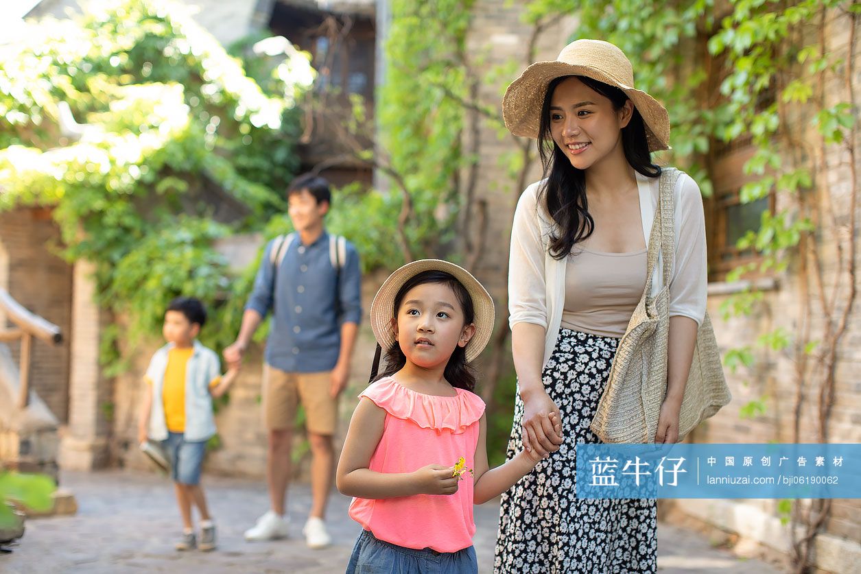 年轻家庭旅游度假