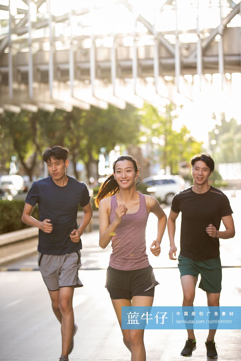 年轻人户外跑步
