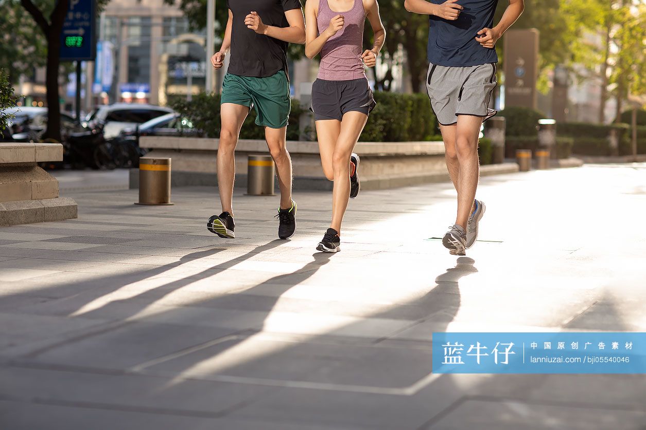 年轻人户外跑步