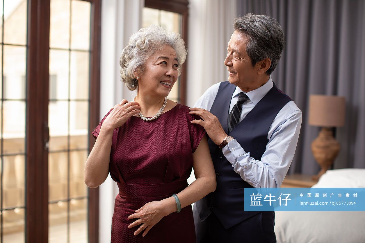 老年夫妇在家打扮换衣服