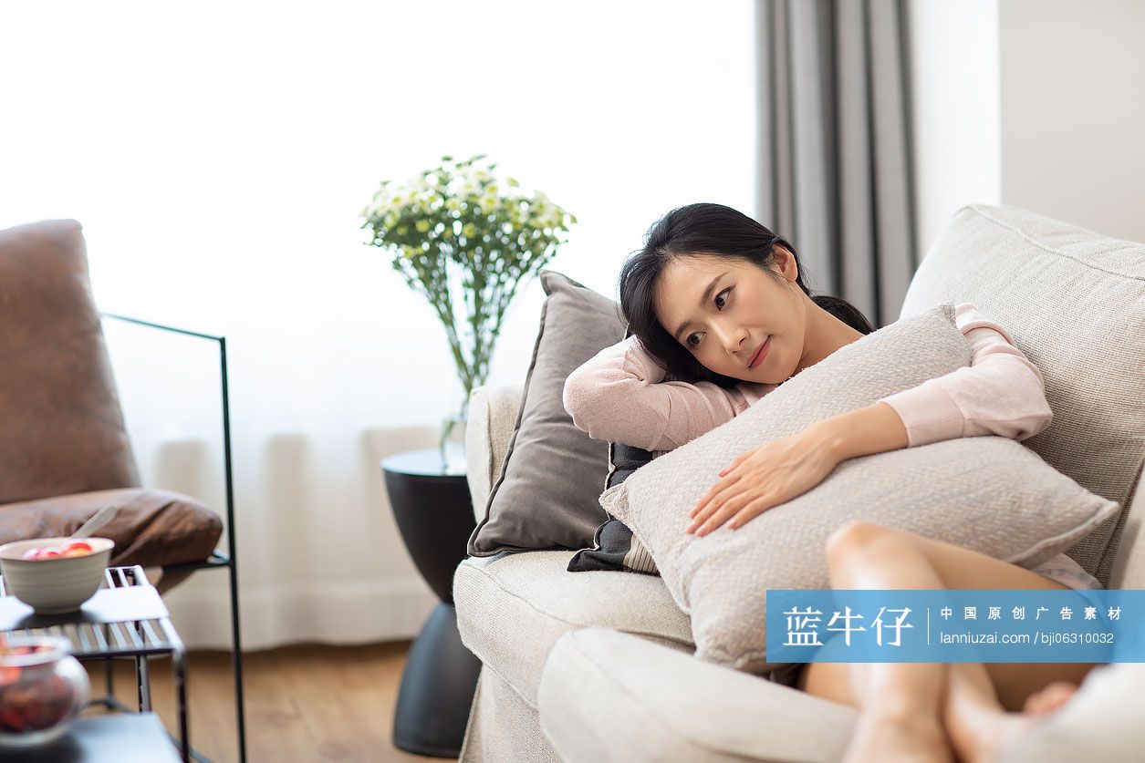 年轻女士在家不开心