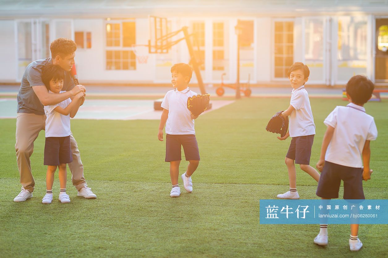 老师教孩子玩棒球