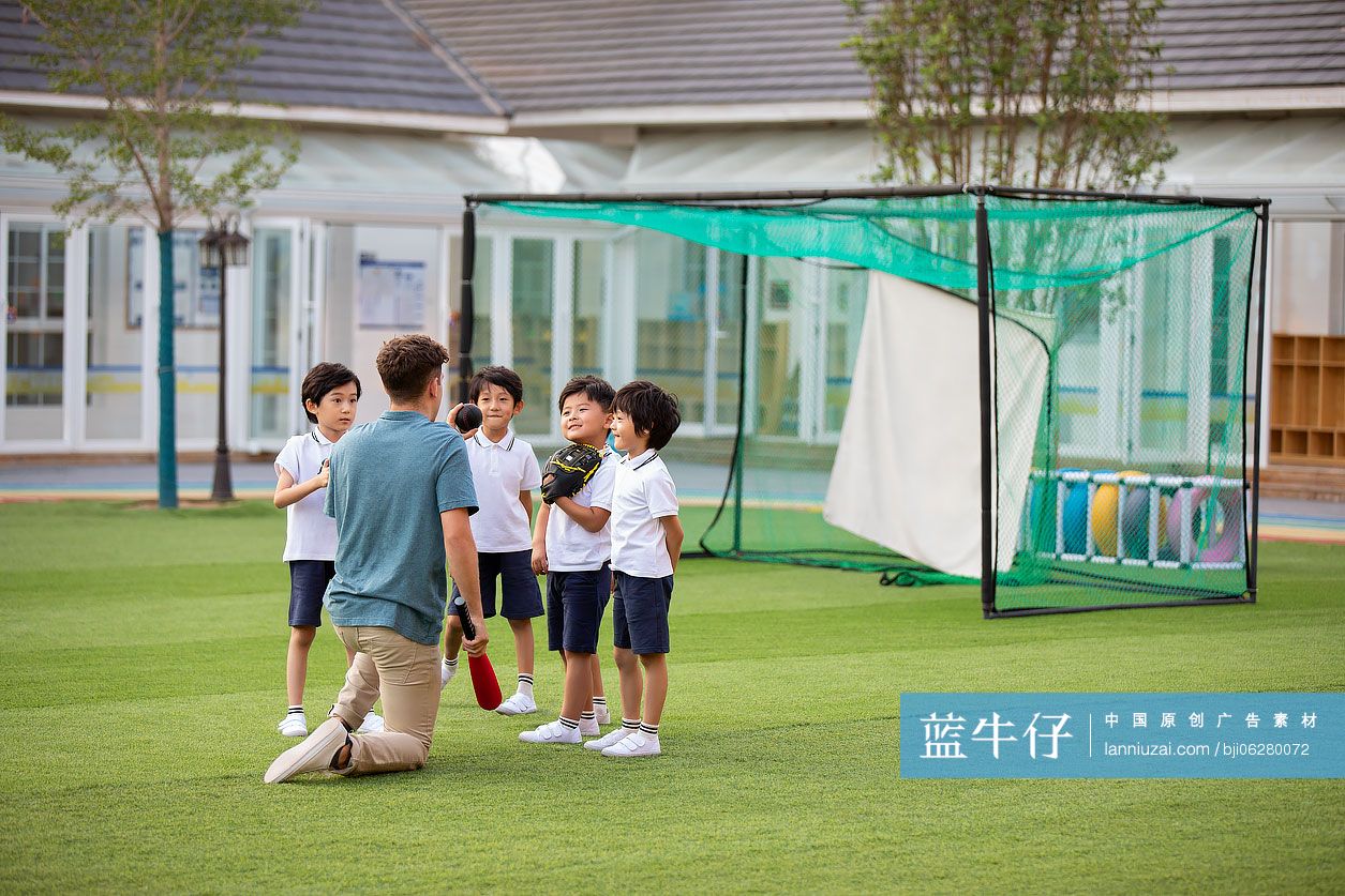老师教孩子玩棒球