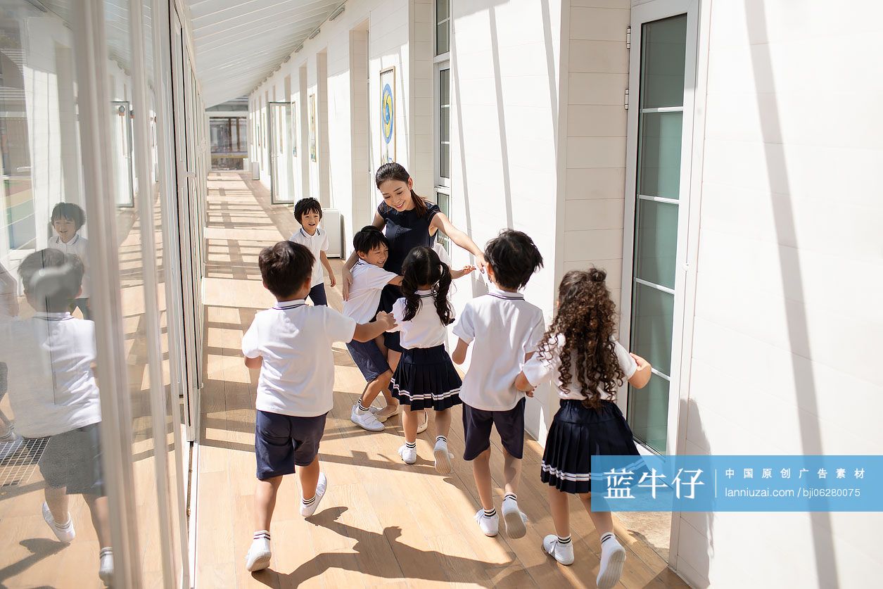 幼儿园老师和孩子在学校走廊里