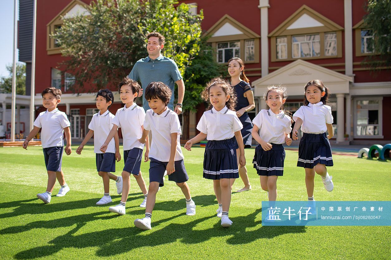 老师和孩子在操场玩耍