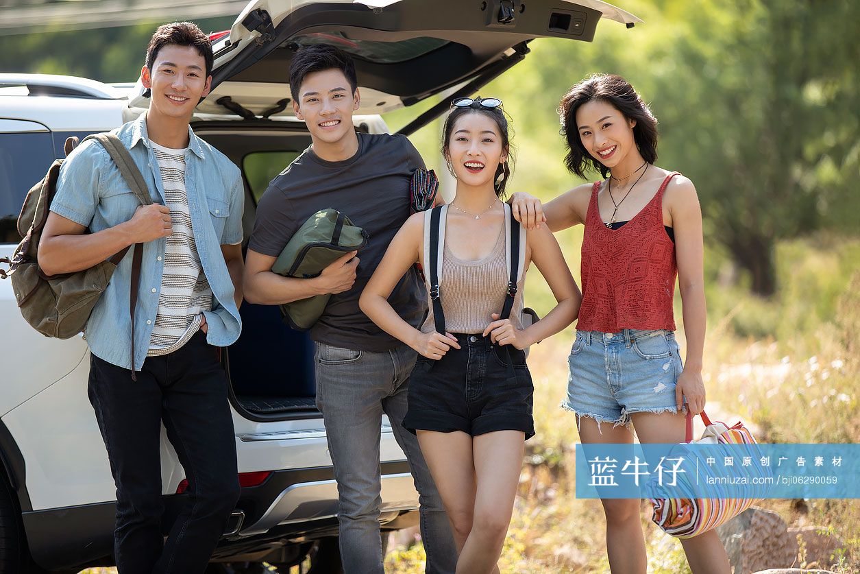 快乐的年轻朋友户外露营