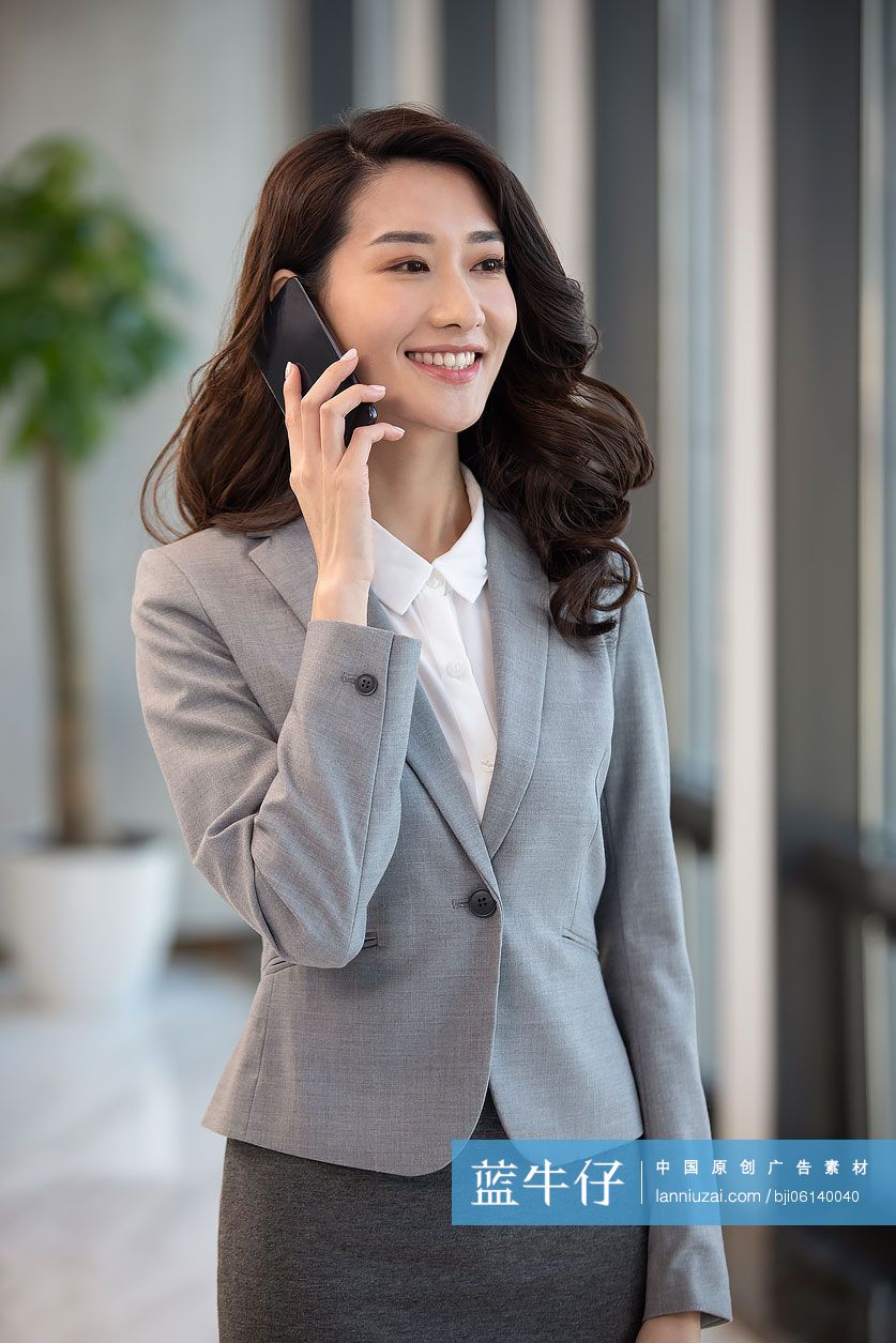 年轻商务女士使用手机