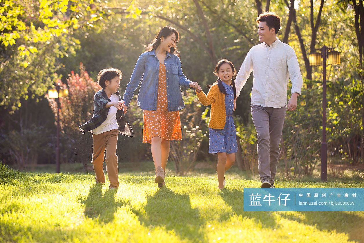 快乐的年轻家庭在公园共享美好时光