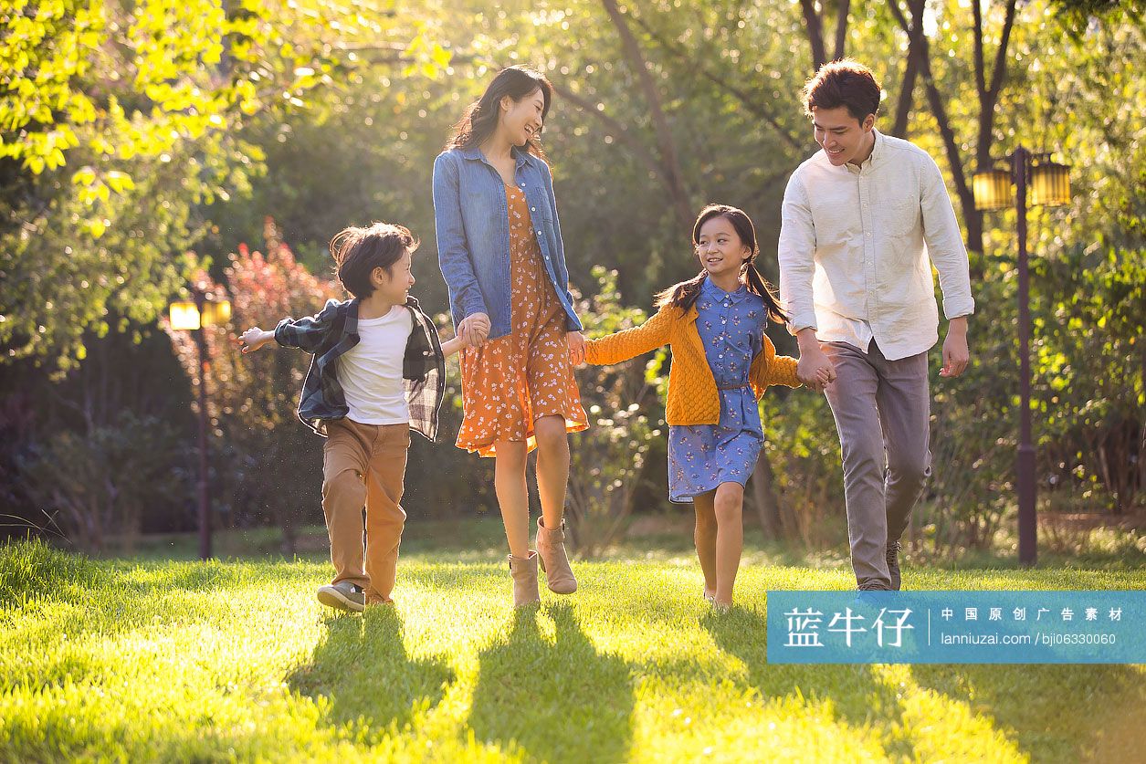 快乐的年轻家庭在公园共享美好时光