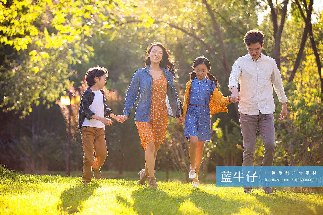 快乐的年轻家庭在公园共享美好时光
