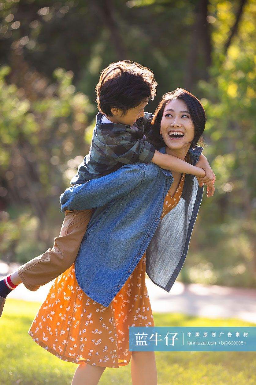 快乐母子俩在公园玩耍