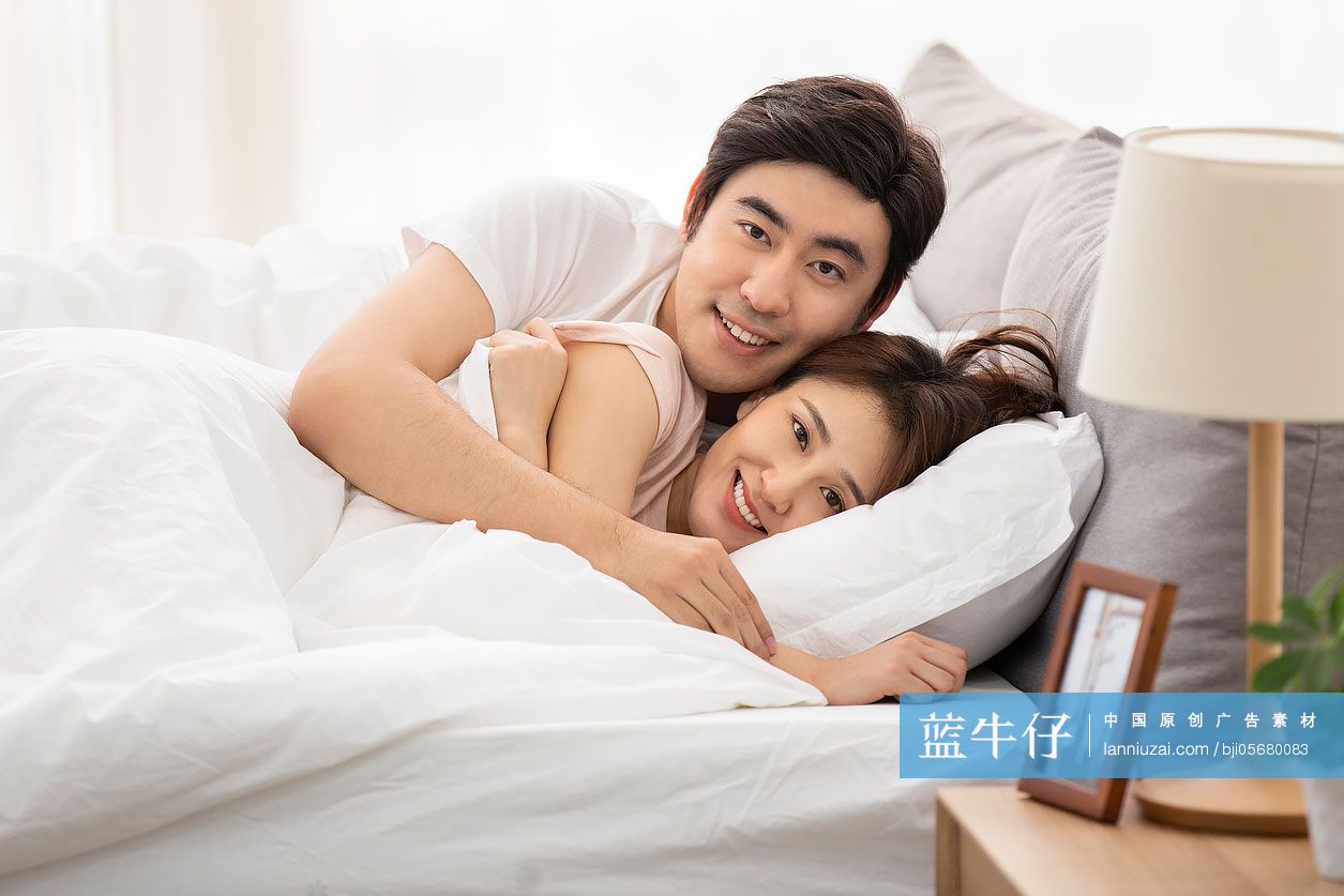 年轻情侣早晨醒来