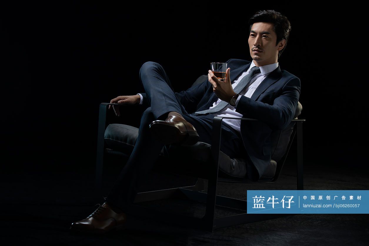 成功的商务男士喝酒