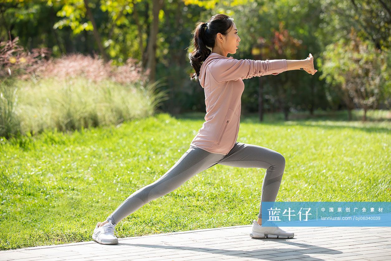 年轻女士在公园健身