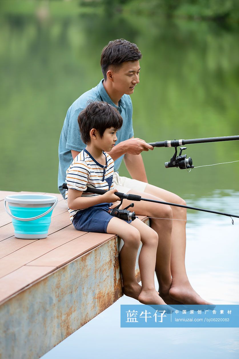 快乐父子在河边钓鱼