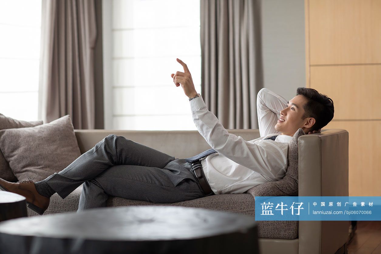 年轻商务男士和智能家居