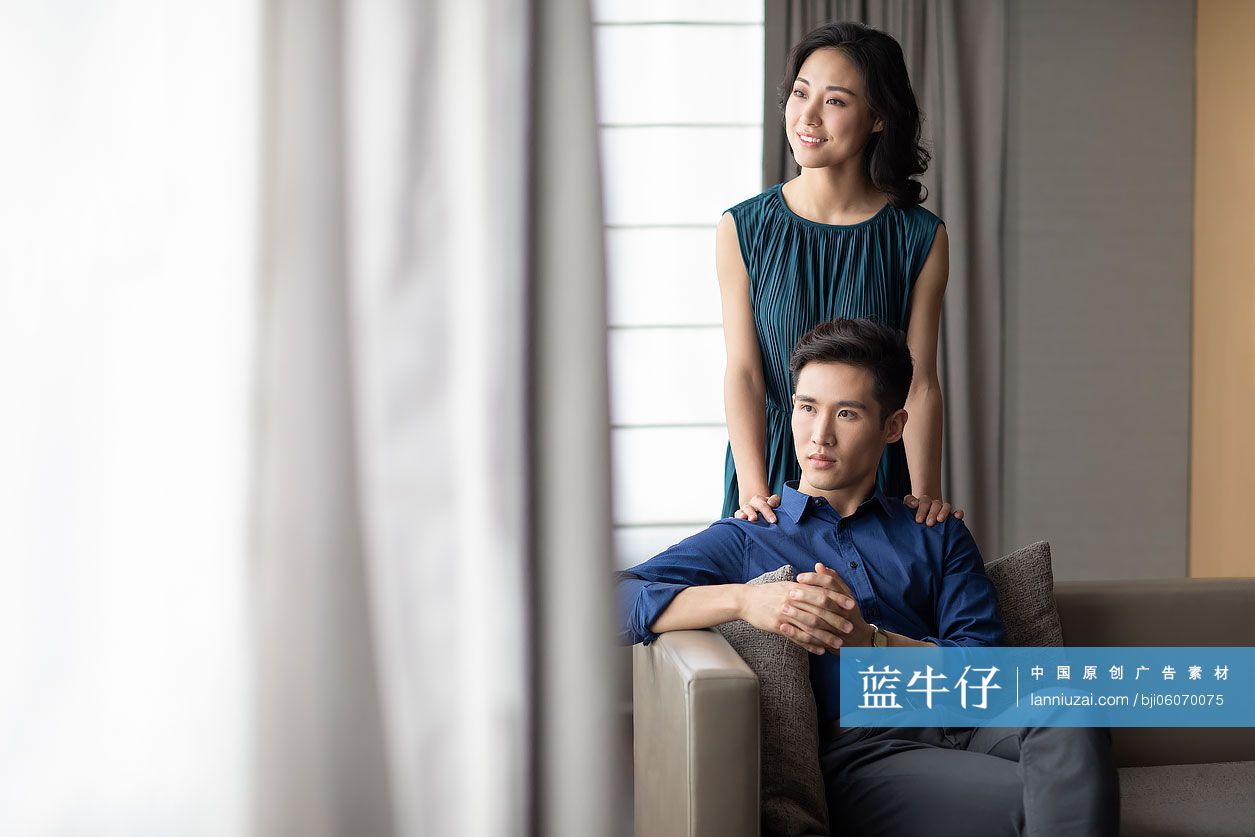 快乐的年轻夫妇在客厅度过美好时光-蓝牛仔影像-中国原创广告影像素材