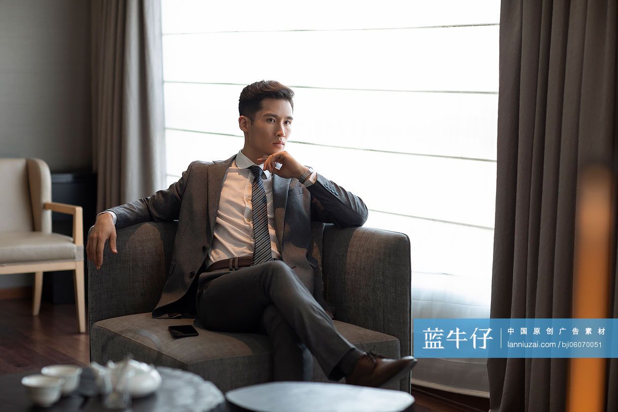 年轻商务男士在酒店房间里-蓝牛仔影像-中国原创广告影像素材