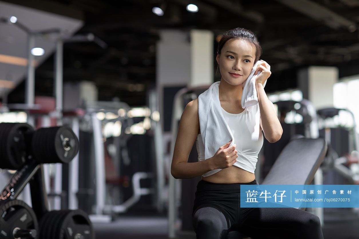 年轻女士在健身房健身后休息-蓝牛仔影像-中国原创广告影像素材