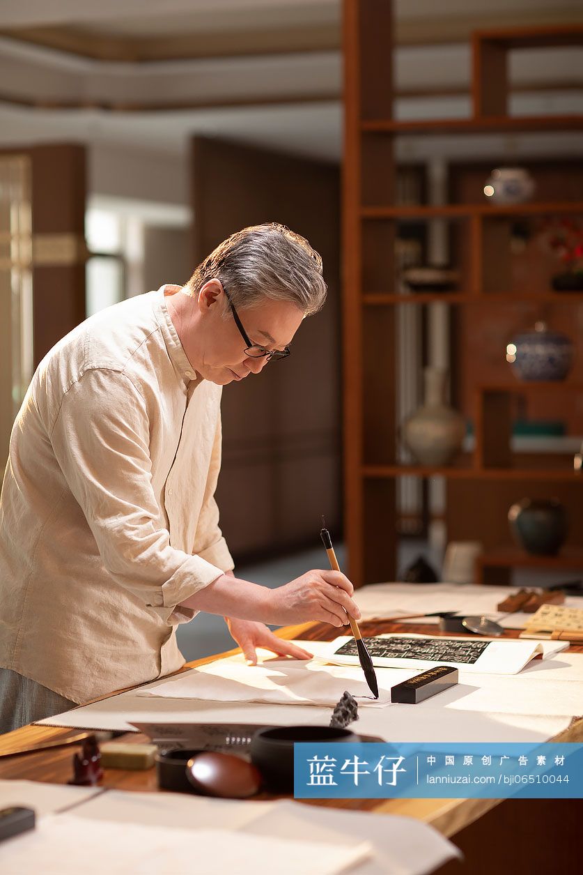 老年人在书房练习书法