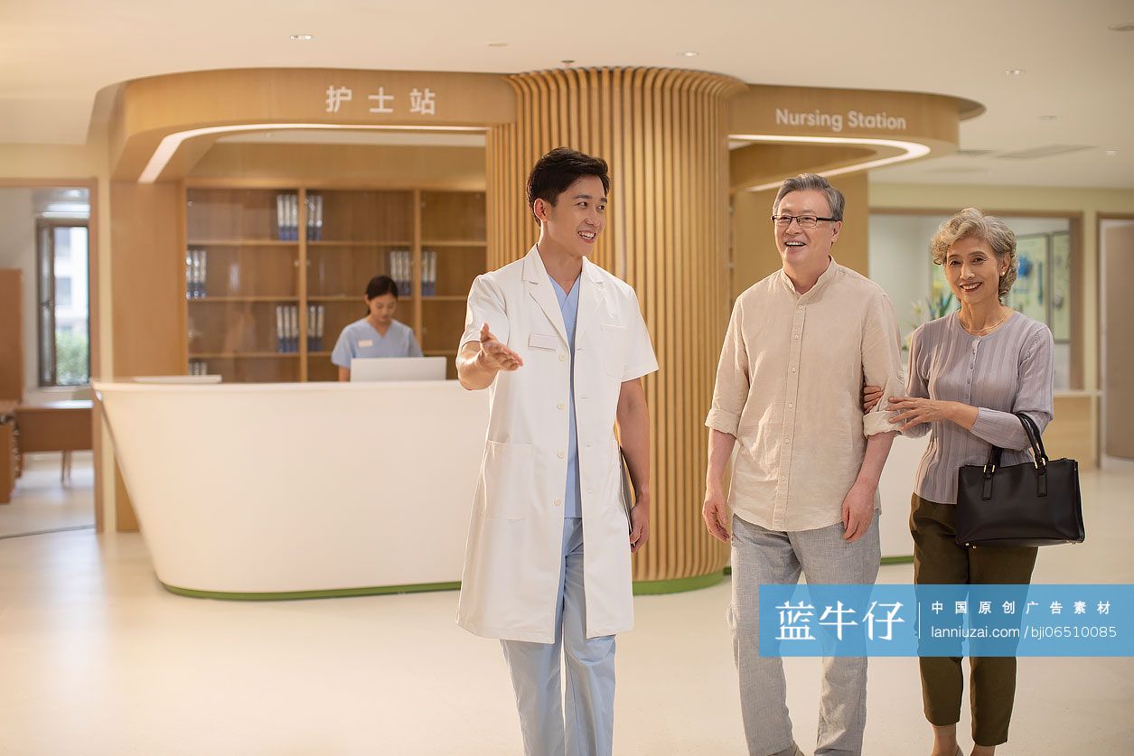 医生与老年夫妇在走廊里交谈