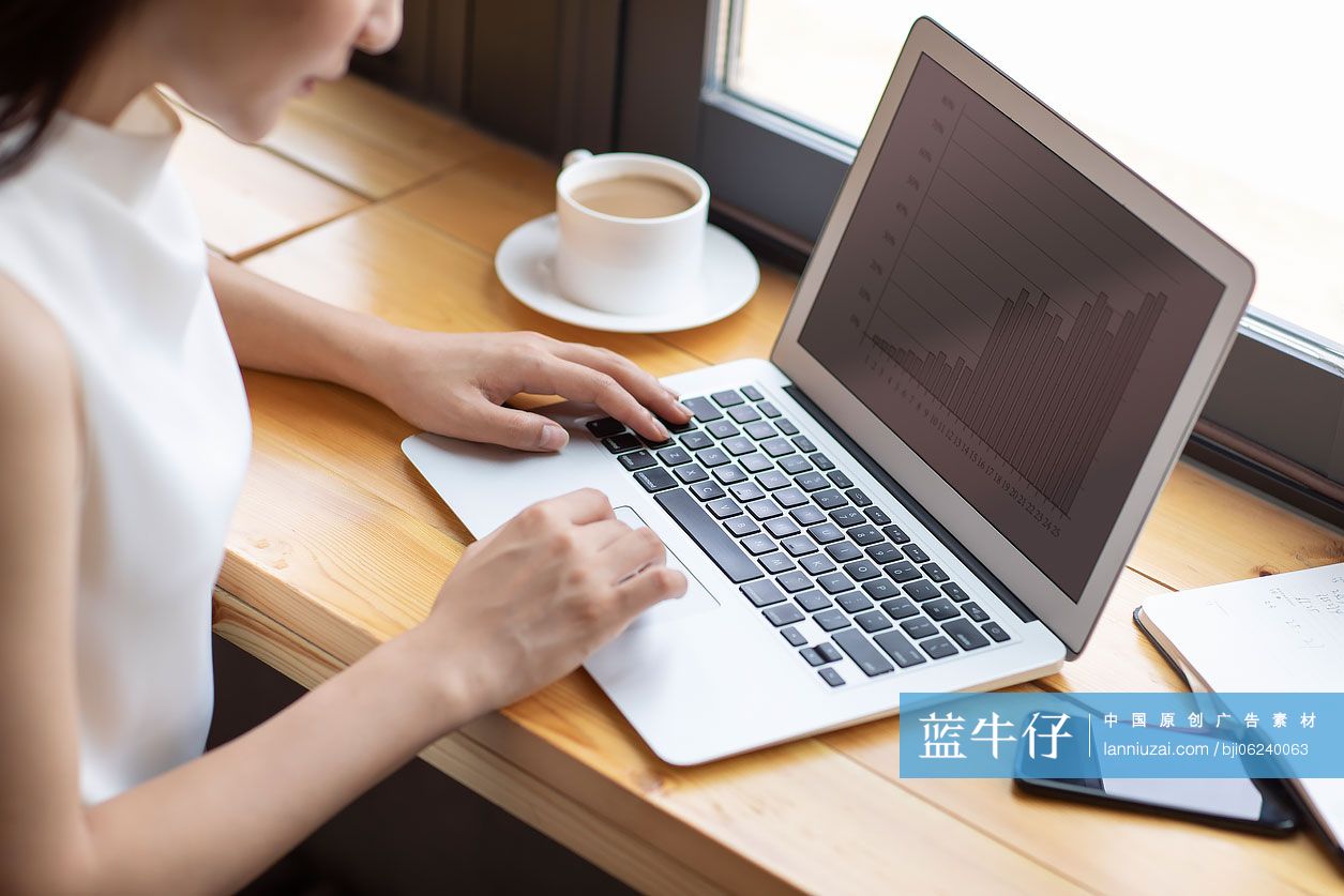 商务女士在咖啡馆使用笔记本电脑工作