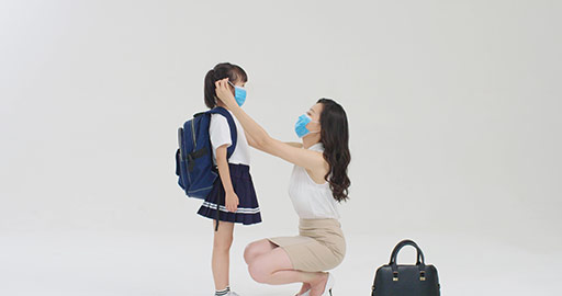 Young Chinese mother and daughter wearing surgical masks,4K