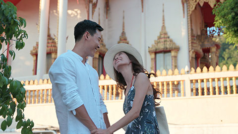Happy young Chinese couple on vacation in Thailand,4K