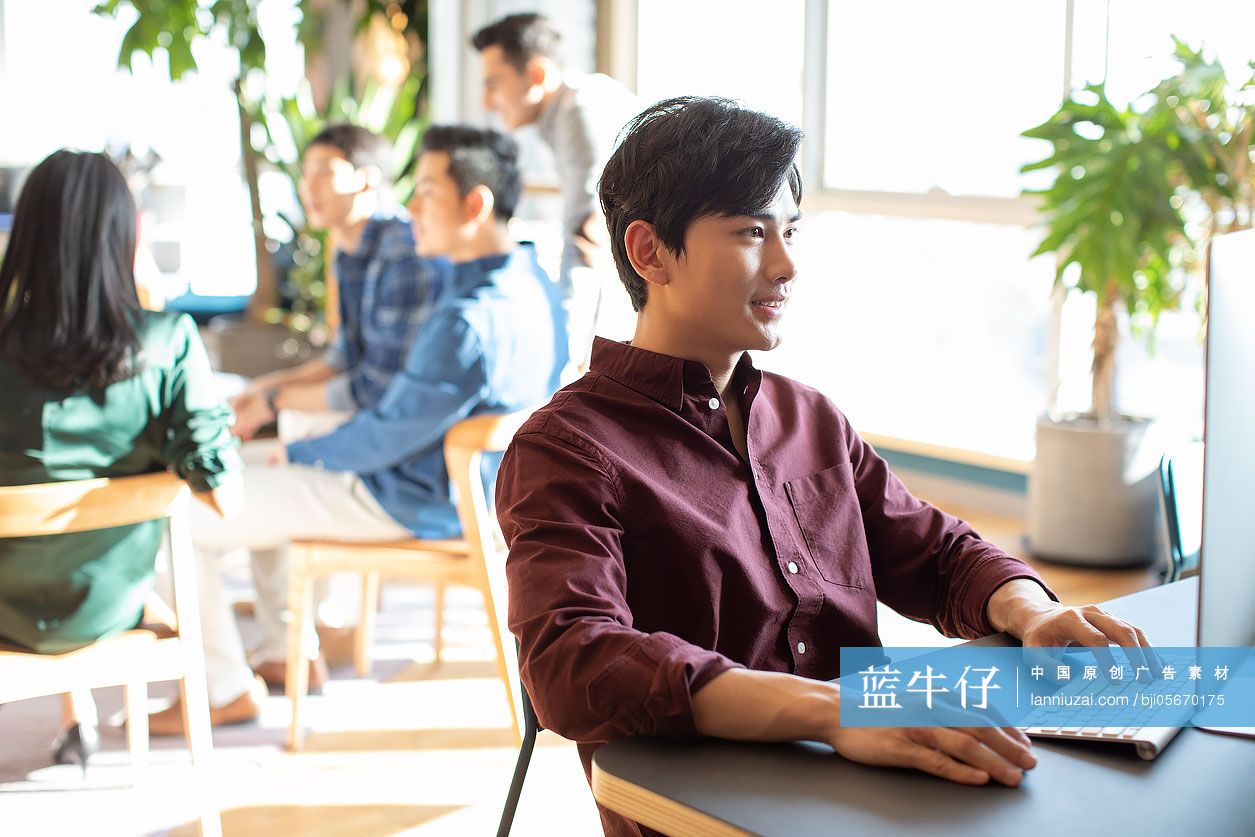 年轻大学生使用电脑
