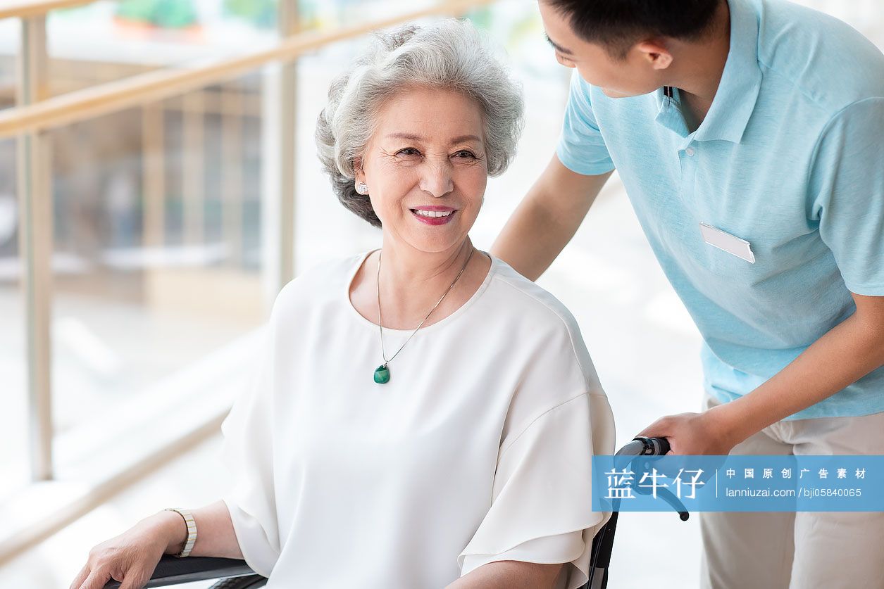 护工照顾老人