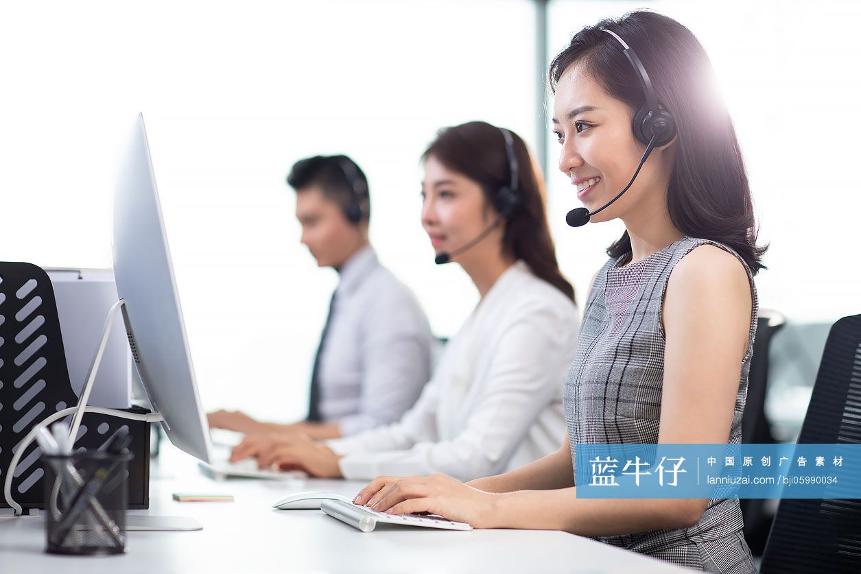 年轻的客服代表