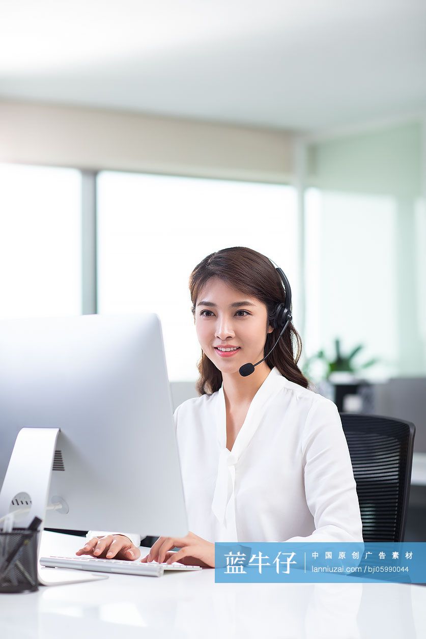 年轻的客服代表