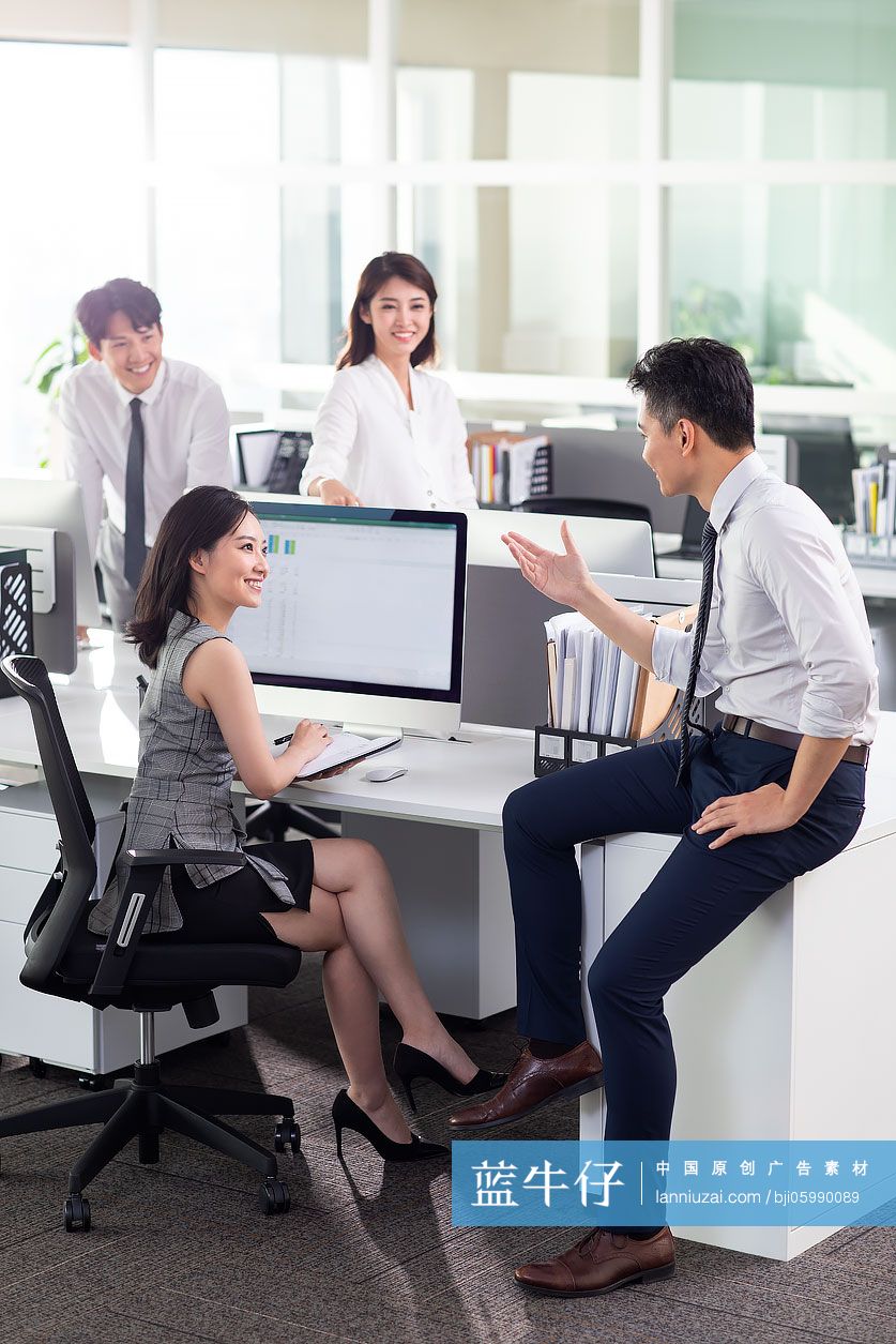 成功商务人士在办公室讨论