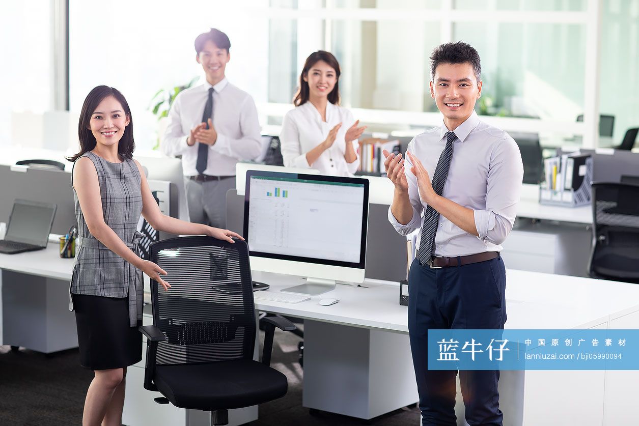 成功商务人士在办公室鼓掌庆祝