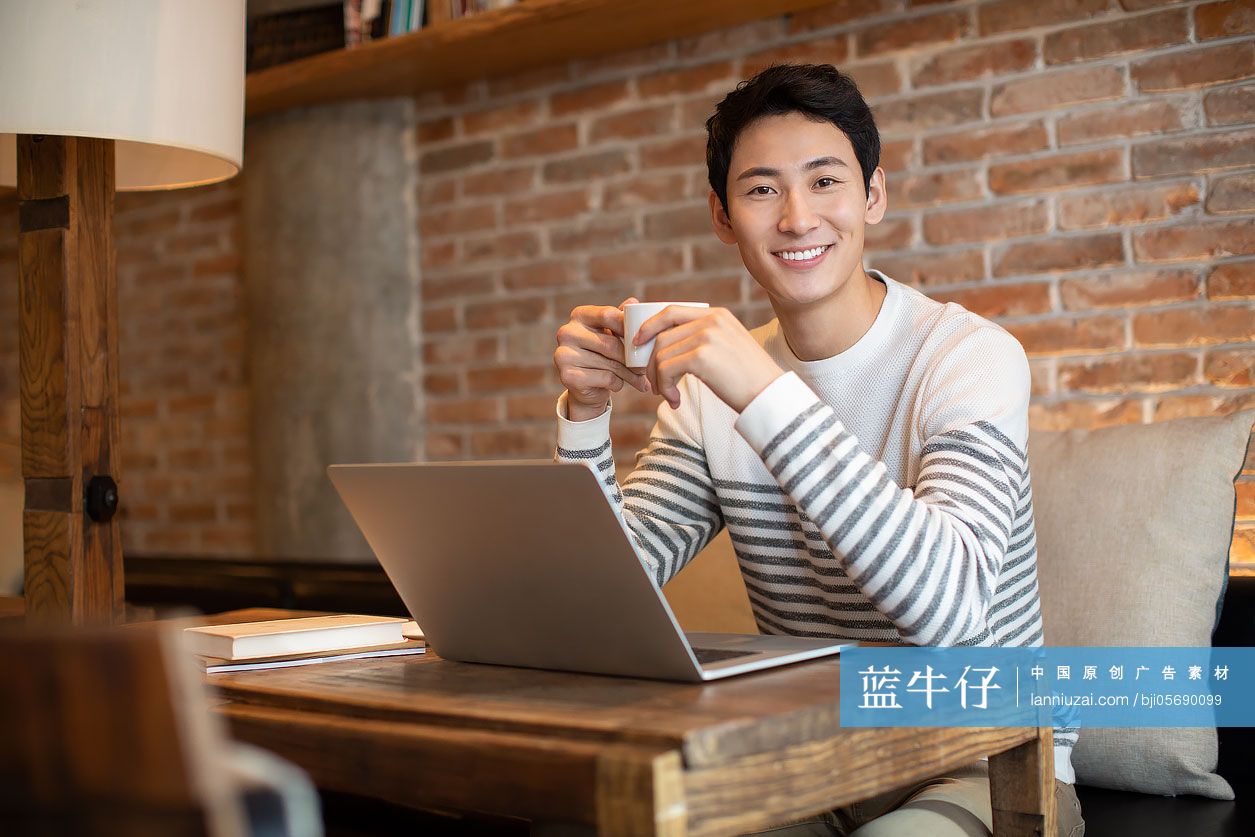年轻男士在咖啡店喝咖啡