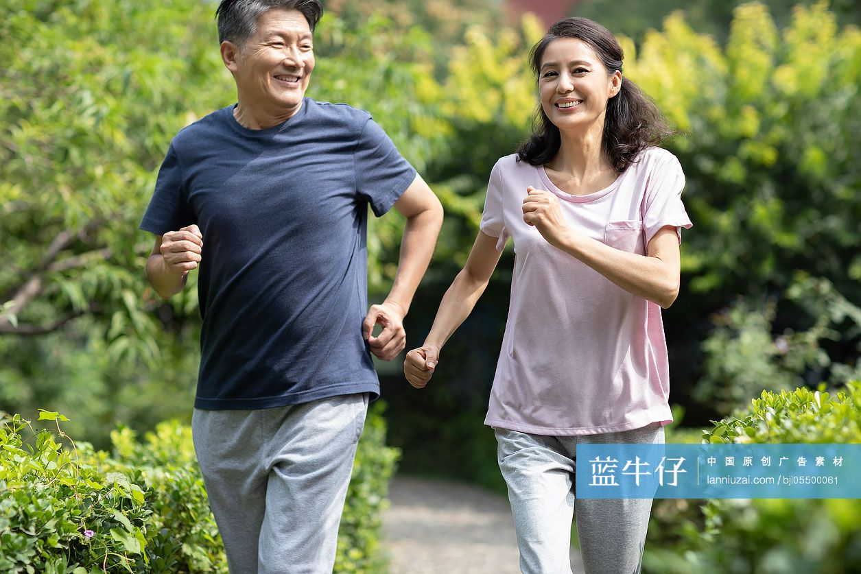 成熟夫妇在公园跑步