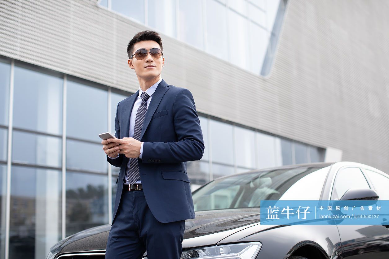 成功商务男士使用手机