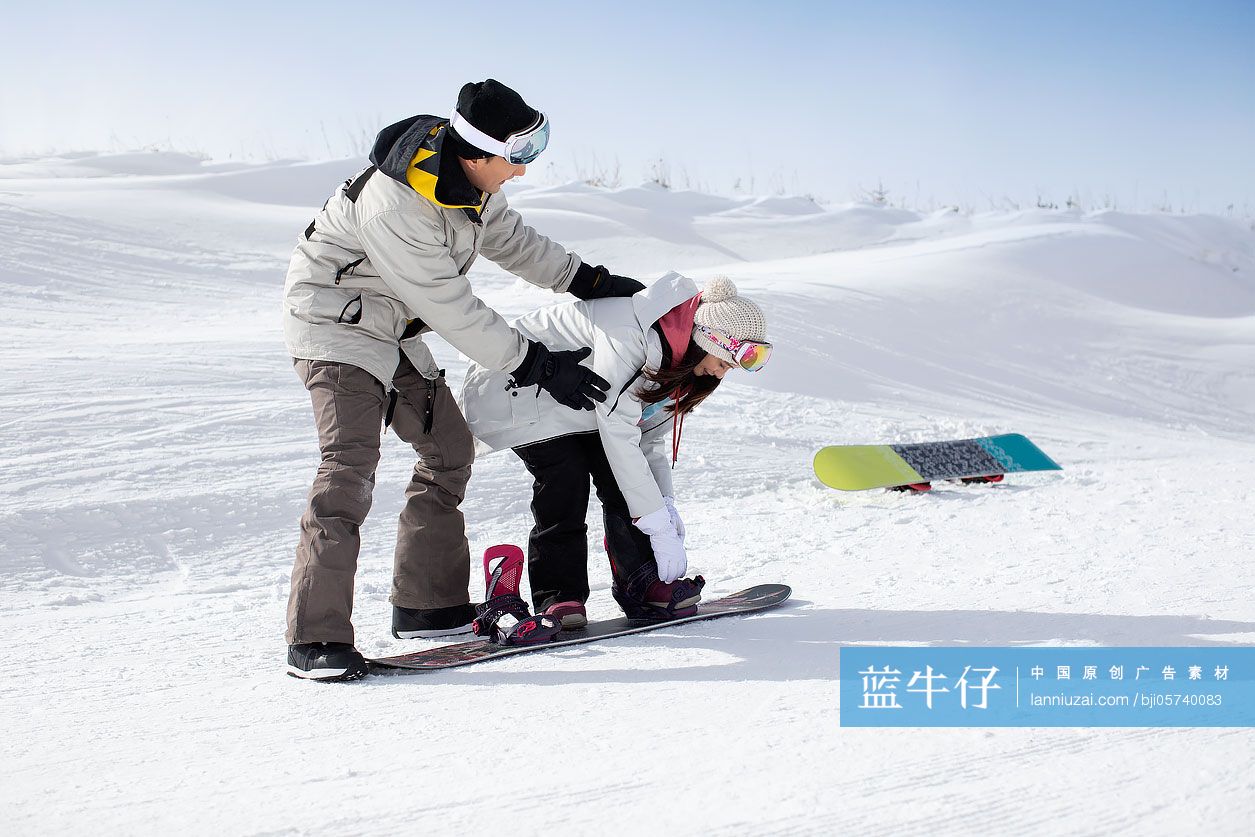 快乐的年轻情侣在滑雪场滑雪-蓝牛仔影像-中国原创广告影像素材