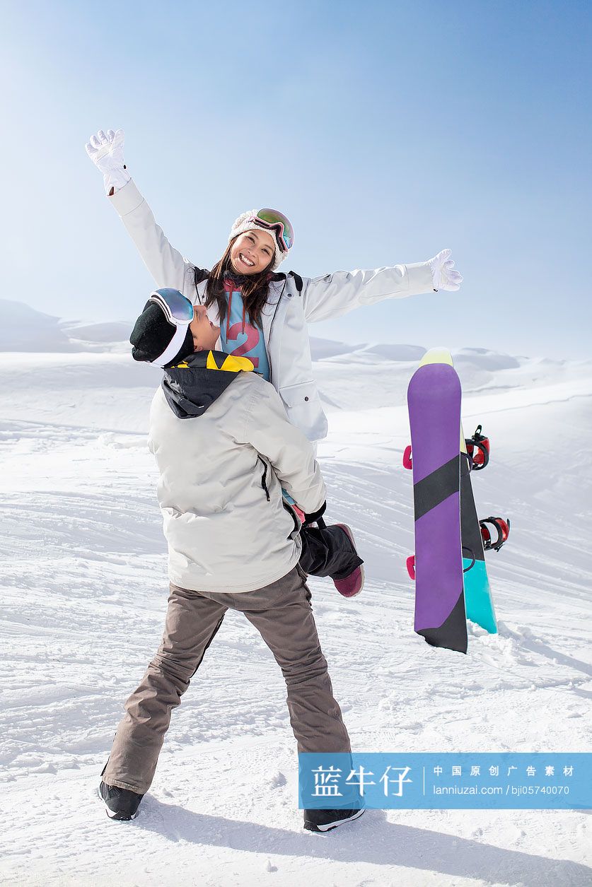 快乐的年轻情侣在滑雪场滑雪