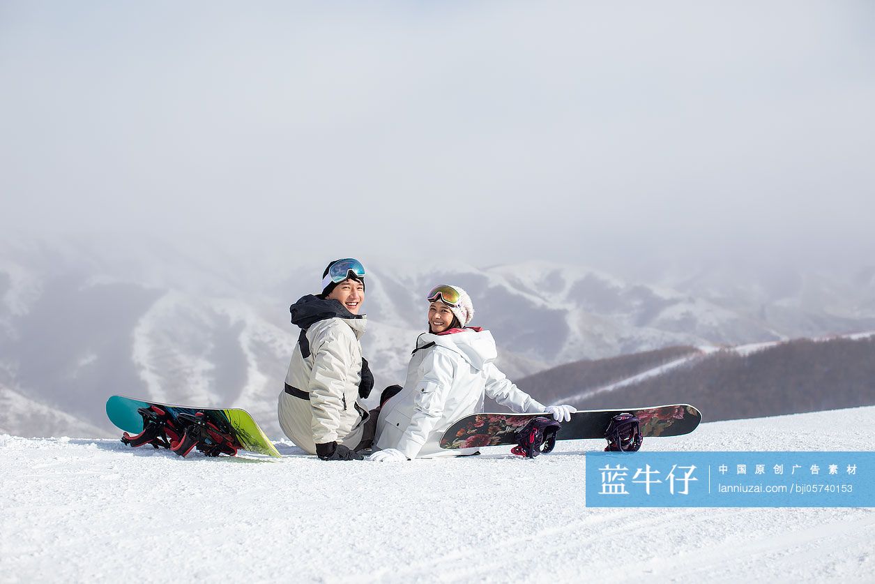 快乐的年轻情侣在滑雪场休息-蓝牛仔影像-中国原创广告影像素材