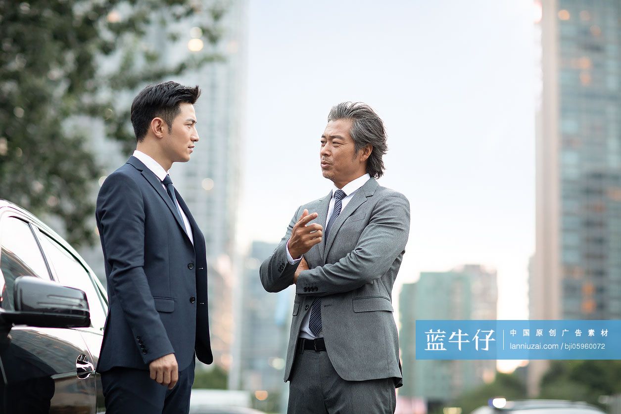 成功的商务人士在谈话