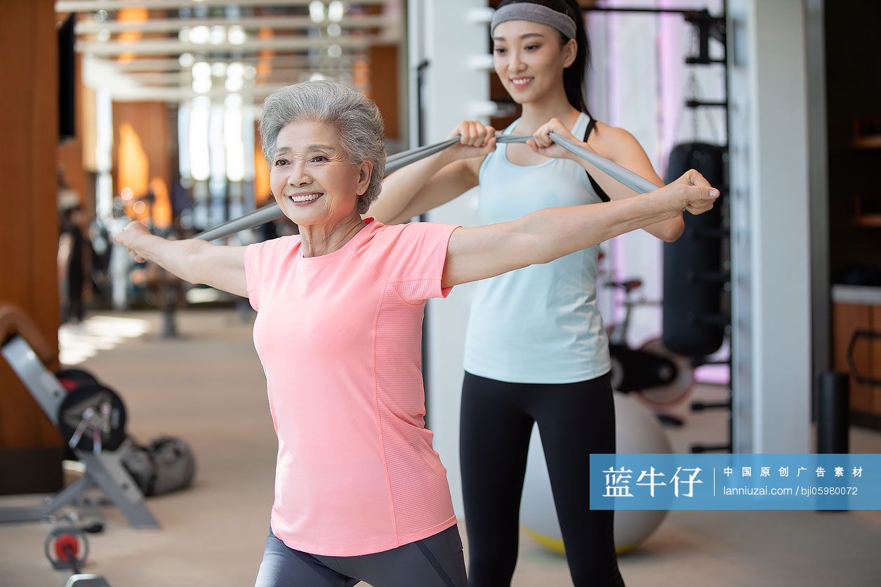 老年女士在健身房健身